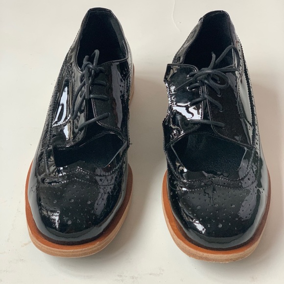 Black enamel brogue with cutout details sz 7.5 - Picture 2 of 11